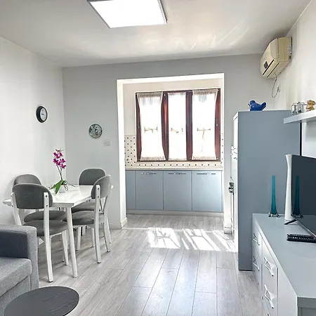 Center 2br شقة
