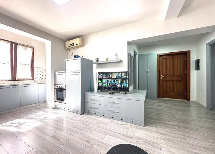 Center 2br *